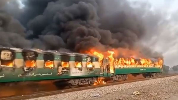 Đã có 77 người chết và bị thương do cháy tàu hỏa ở Pakistan