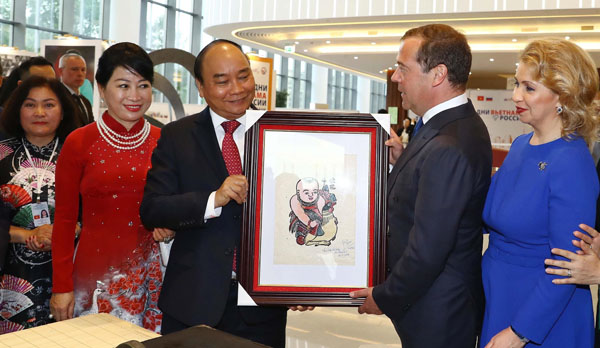 Thủ tướng Nguyễn Xuân Phúc tặng tranh Đông Hồ cho Thủ tướng Nga Dmitri Medvedev