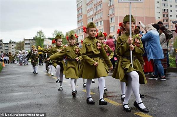 Ấn tượng trẻ em Nga mô phỏng duyệt binh Ngày Chiến thắng