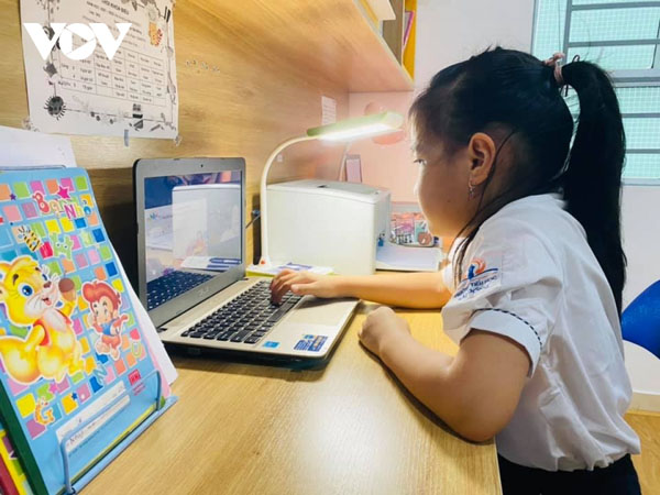 Hà Nội: Con học trực tuyến ở nhà, bố mẹ đi làm “đứng ngồi không yên”