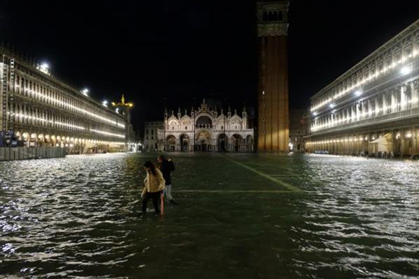 Triều cường lịch sử 'nhấn chìm' Venice, người dân bơi trên đường phố