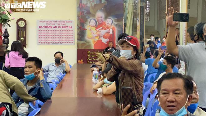 Tro cốt người thân bị vứt xó, hàng trăm người bức xúc tụ tập tại chùa Kỳ Quang 2