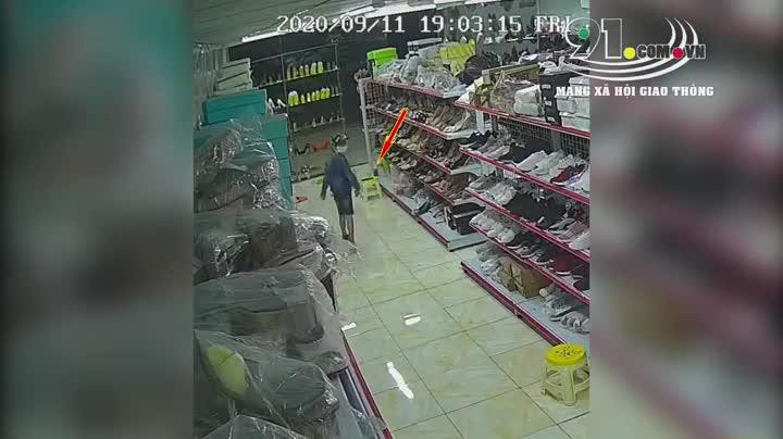 Video: Mẹ xúi con nhỏ trộm điện thoại trong cửa hàng giầy dép