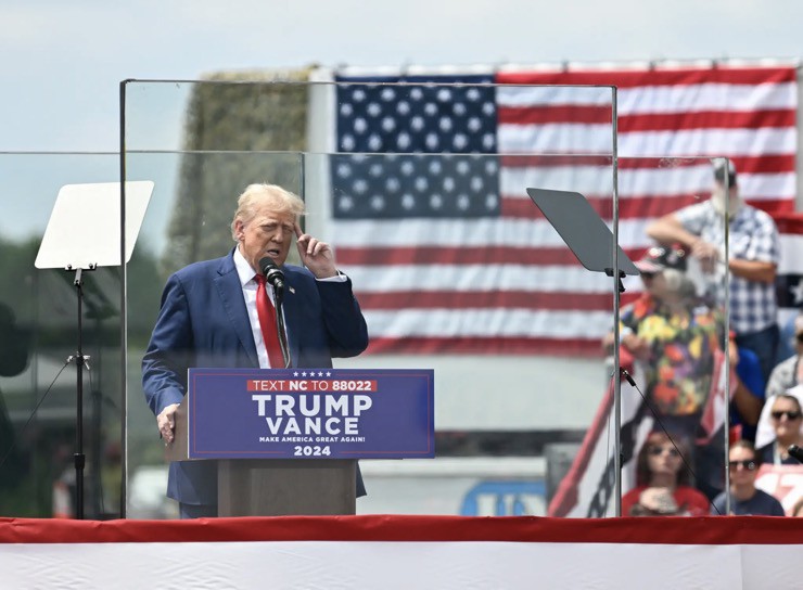 Cựu Tổng thống Donald Trump phát biểu phía sau kính chống đạn