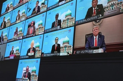 Ông Trump gây bất ngờ khi xuất hiện ở APEC