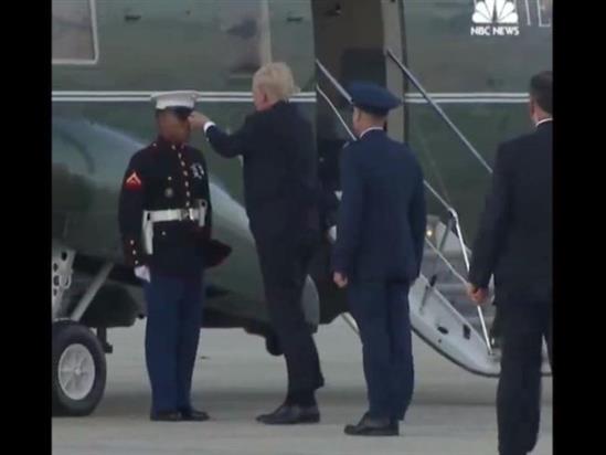 Tổng thống Trump hai lần nhặt mũ cho lính Mỹ