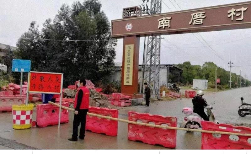 Dân Trung Quốc dựng rào chắn, đào đường để chặn người Hồ Bắc