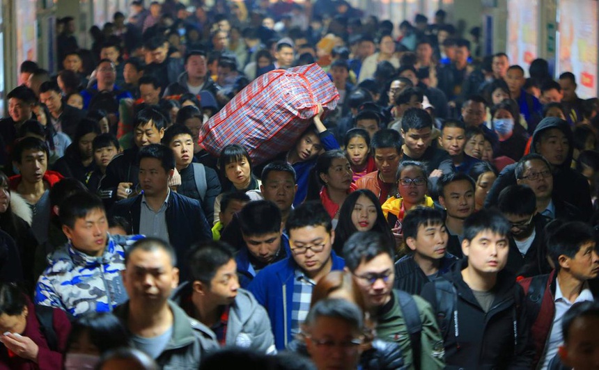 Dân lao động Trung Quốc được trả tiền để không về quê ăn Tết