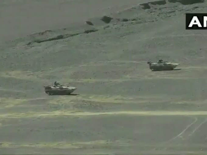 Video: Trung - Ấn cùng đưa xe tăng tới biên giới, chưa thấy dấu hiệu giảm nhiệt