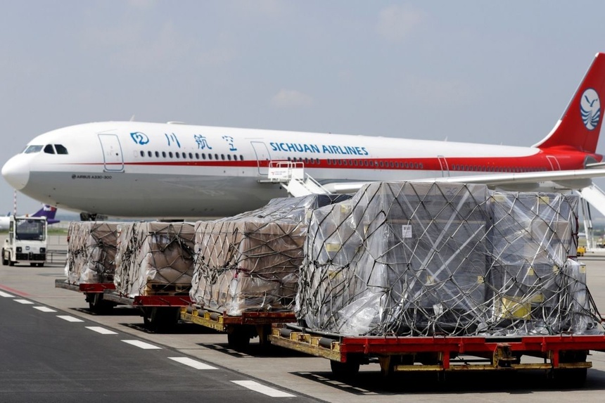 Hãng bay Trung Quốc dừng chở hàng y tế đến Ấn Độ