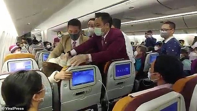 Chờ kiểm dịch COVID-19 quá lâu, khách Trung Quốc ho vào mặt tiếp viên hàng không
