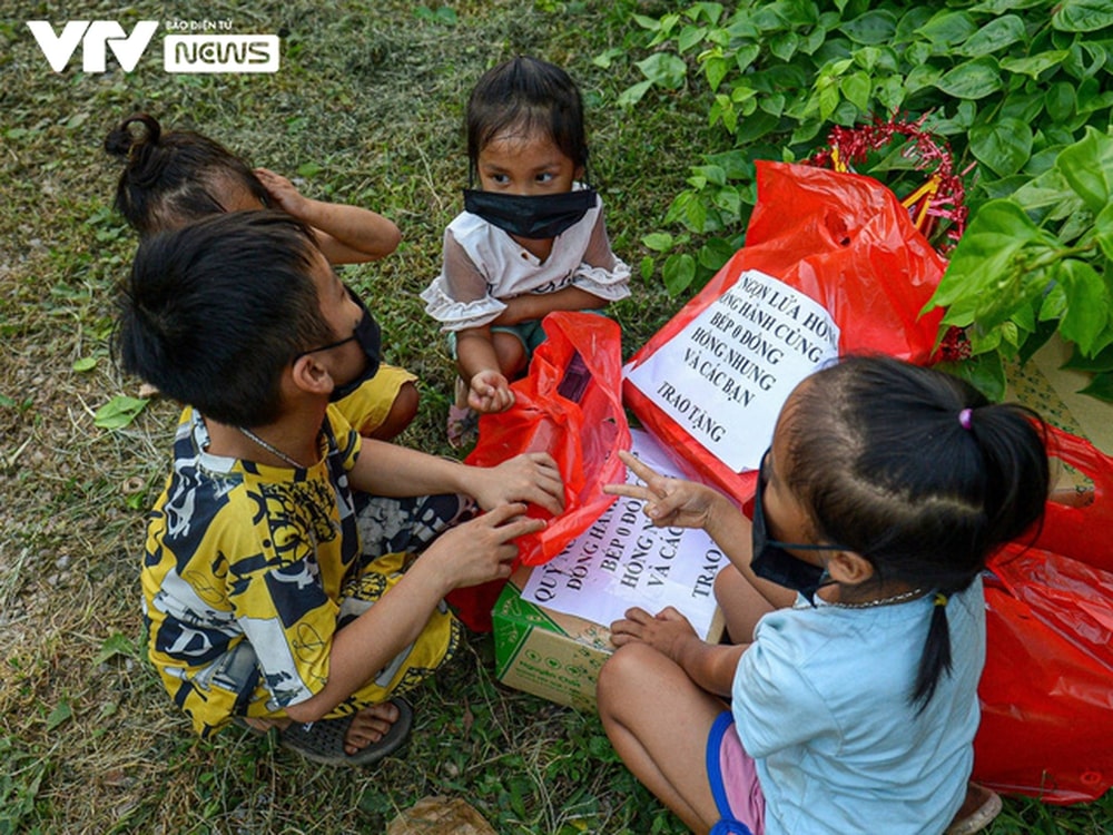 Tết Trung thu ấm áp của trẻ em nghèo nơi gầm cầu Nhật Tân