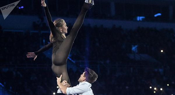 Nghẹn thở với trang phục ''xuyên thấu'' của kiều nữ trượt băng người Nga