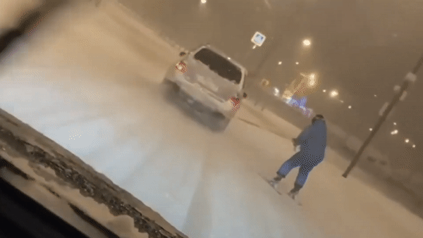 Trượt tuyết bằng ôtô kéo trên đường phố Nga