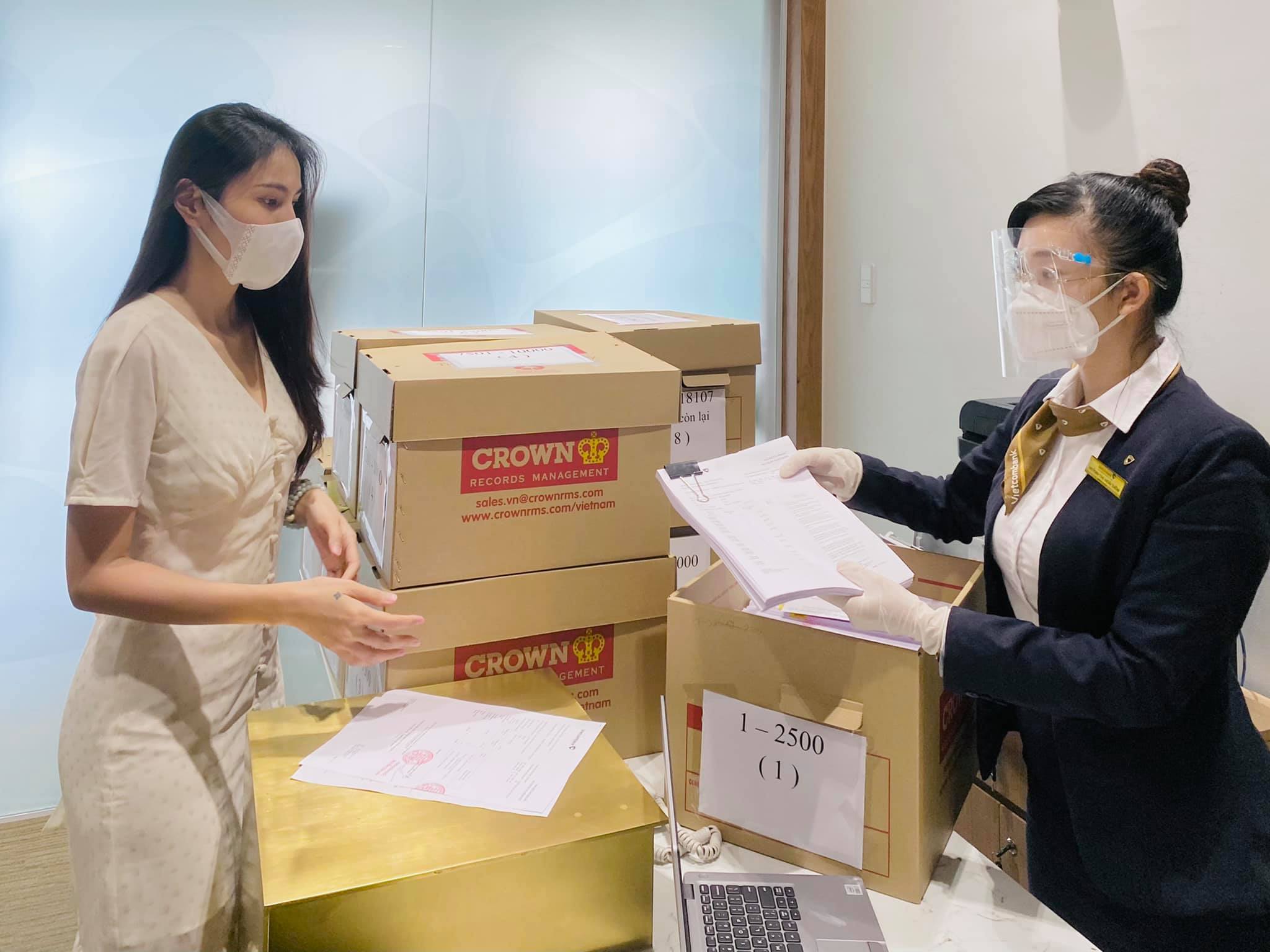 Cận cảnh chồng thùng giấy chứa 18.000 tờ sao kê 177 tỷ kêu gọi cứu trợ miền Trung của vợ chồng Thuỷ Tiên - Công Vinh!