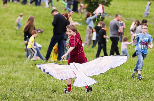 Trẻ em thích thú với những cánh diều sặc sỡ tại Lễ hội diều Motley