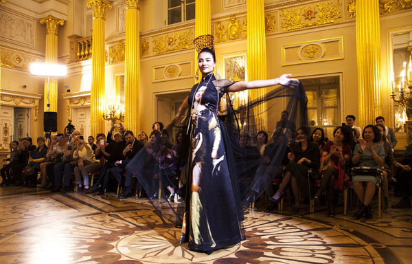 Áo váy lụa và thổ cẩm Việt Nam đến gần hơn với công chúng Nga