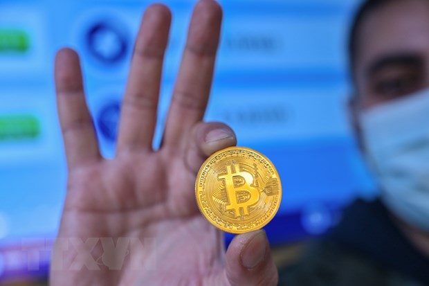 Đồng tiền điện tử Bitcoin lần đầu tiên vượt mốc 34.000 USD