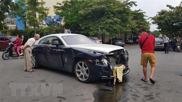 Rolls-Royce vỡ nát phần đầu sau khi va chạm với Honda CR-V