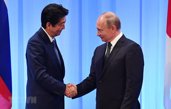 Thủ tướng Nhật thăm Nga nhằm thúc đẩy đối thoại về hiệp ước hòa bình