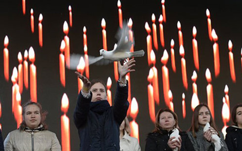 50.000 người tưởng niệm nạn nhân vụ đánh bom khủng bố tàu điện ngầm ở Nga