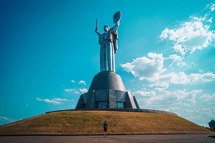 Cận cảnh tượng đài khổng lồ của Liên Xô giữa lòng Ukraine
