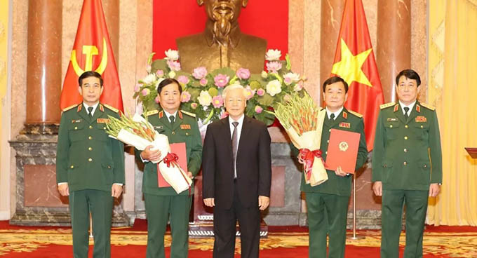 Tổng Bí thư, Chủ tịch nước Nguyễn Phú Trọng thăng hàm cho hai Tướng Quân đội