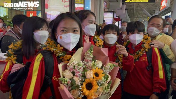 Tuyển nữ Việt Nam được CĐV chào đón, diễu hành trên xe bus 2 tầng ở TP.HCM