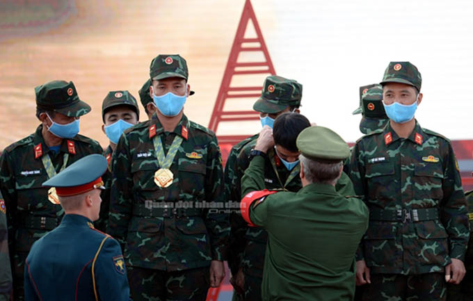 Đội tuyển Xe tăng Việt Nam nhận Huy chương vàng và Cúp vô địch