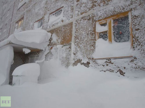 “Tuyết thần” nuốt chửng nhà cửa, đường sá ở Nga