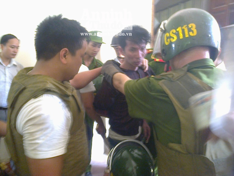 Khống chế đối tượng “ngáo đá” cố thủ tại tầng 9 ĐH Quốc gia Hà Nội