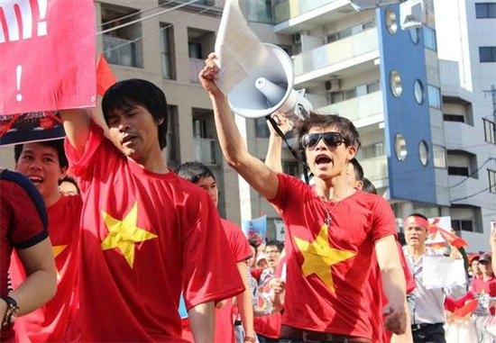Người Việt tại Nhật phản đối trước Sứ quán Trung Quốc