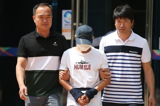 Chồng Hàn đánh vợ người Việt suốt 3 tiếng đồng hồ lộ diện trước tòa án, dân mạng đề nghị bỏ tù lập tức