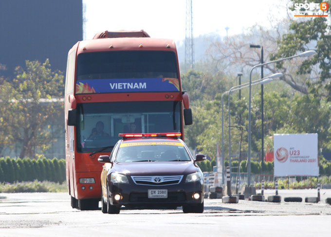 U23 Việt Nam được cảnh sát Hoàng gia Thái Lan bảo vệ cực nghiêm khi tới Buriram
