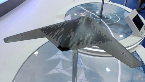 Cận cảnh mô hình UAV S-70 'Thợ săn' Nga khiến người xem trầm trồ