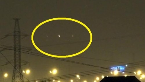 UFO phát sáng 'dàn trận' trên bầu trời nước Nga?