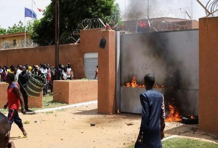 Phe đảo chính Niger tố Pháp tính can thiệp quân sự, Pháp bác bỏ
