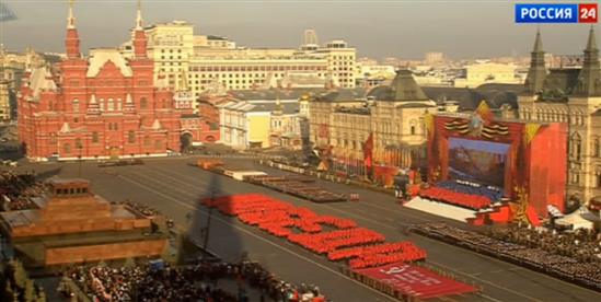 Hai ngàn thiếu nhi xếp hình chữ “Chiến thắng” trên Quảng trường Đỏ