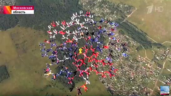 Cú nhảy tuyệt đẹp: 114 người Nga lập nên kỷ lục thế giới mới về nhảy dù, xếp hình trên bầu trời