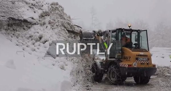 Video: Tuyến đường ở Đức bị phong tỏa vì tuyết rơi dày