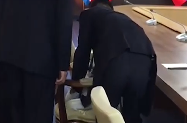 Vệ sĩ của ông Kim Jong-un lại gây sốt vì dùng cồn lau ghế cho lãnh tụ