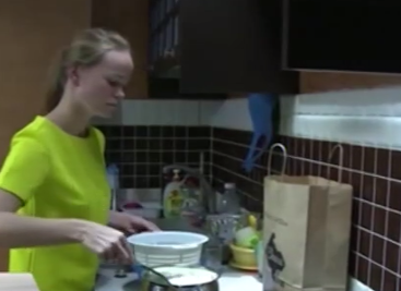 Các bà nội trợ Nga học làm pho mát trong thời cấm vận