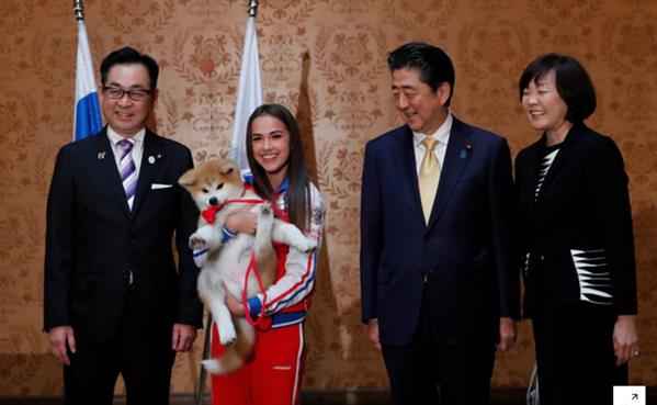 Thủ tướng Nhật tặng chó cưng cho 'nữ hoàng trượt băng Nga'
