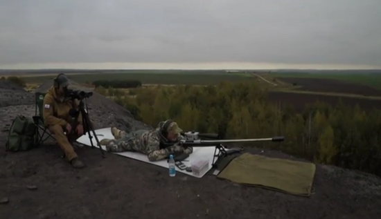 Video: Phát bắn tỉa thần sầu, xuyên thủng mục tiêu cách hơn 4km của xạ thủ Nga