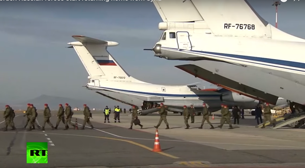 Sau chiến thắng ở Syria, binh lính Nga đã trở về trong vòng tay chào đón
