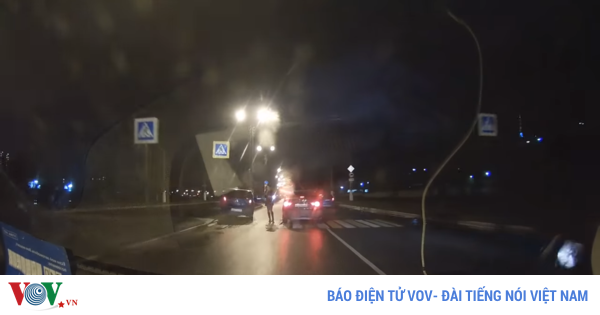 Video: Cô gái thoát nạn trong gang tấc giữa 2 ô tô