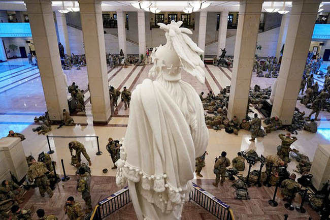 Choáng cảnh tòa nhà quốc hội Mỹ trở thành ''căn cứ quân sự''