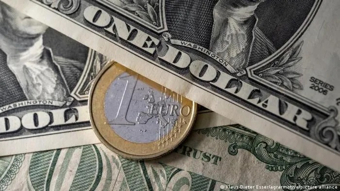Đồng euro ngang giá đồng USD tác động ra sao tới Mỹ và châu Âu?