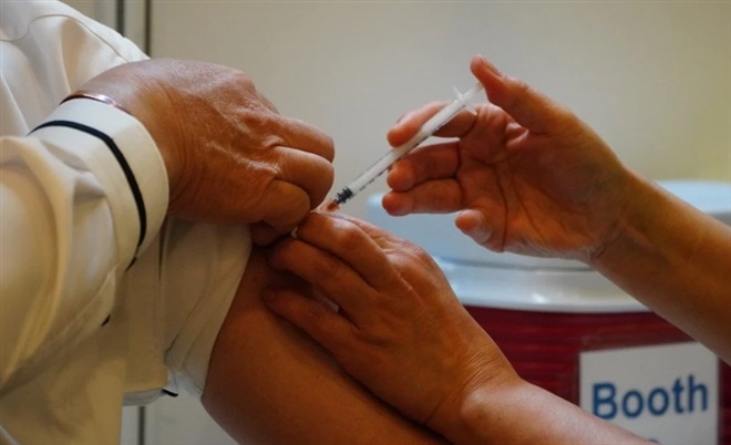 Một người Hong Kong liệt mặt sau khi tiêm vaccine của Trung Quốc
