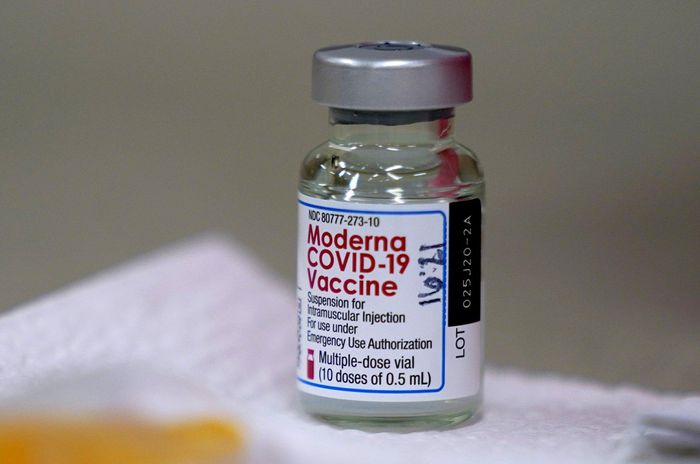 Moderna tuyên bố vaccine COVID-19 hiệu quả 93% sáu tháng sau tiêm